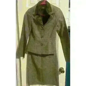 A Byer Size 3 2pc Brown Skirt Suit With Removable Lapel Career Wear